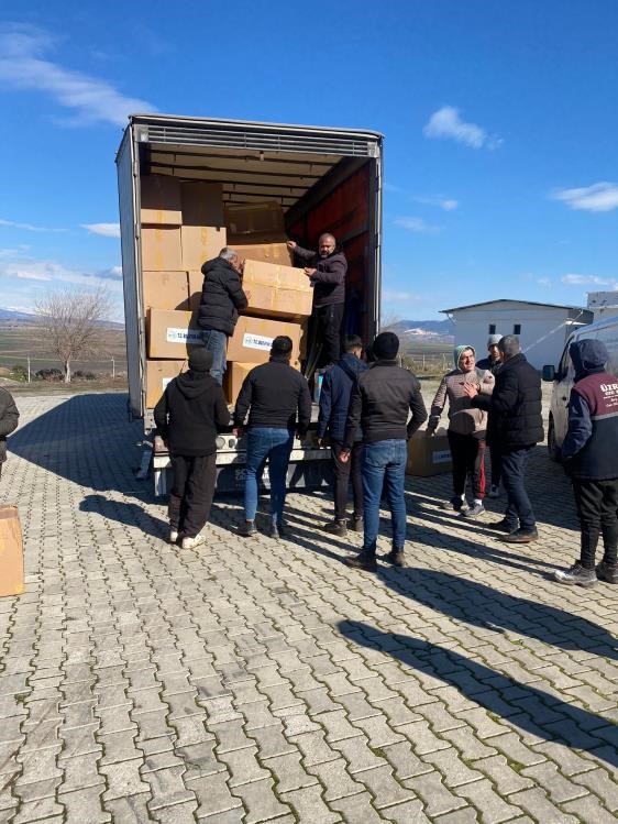 Bozüyük’ten giden 2 tır deprem bölgesine ulaştı