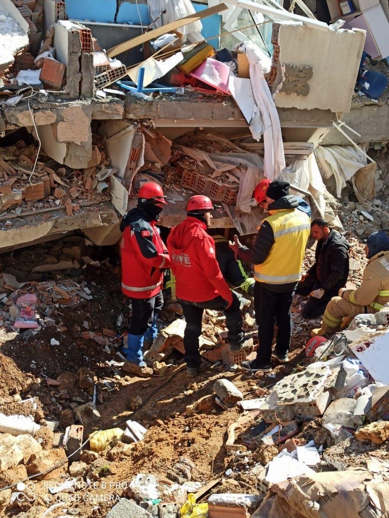 Arama kurtarma ve yardım ihtiyaçlarını gidermek için çalışmalar devam ediyor