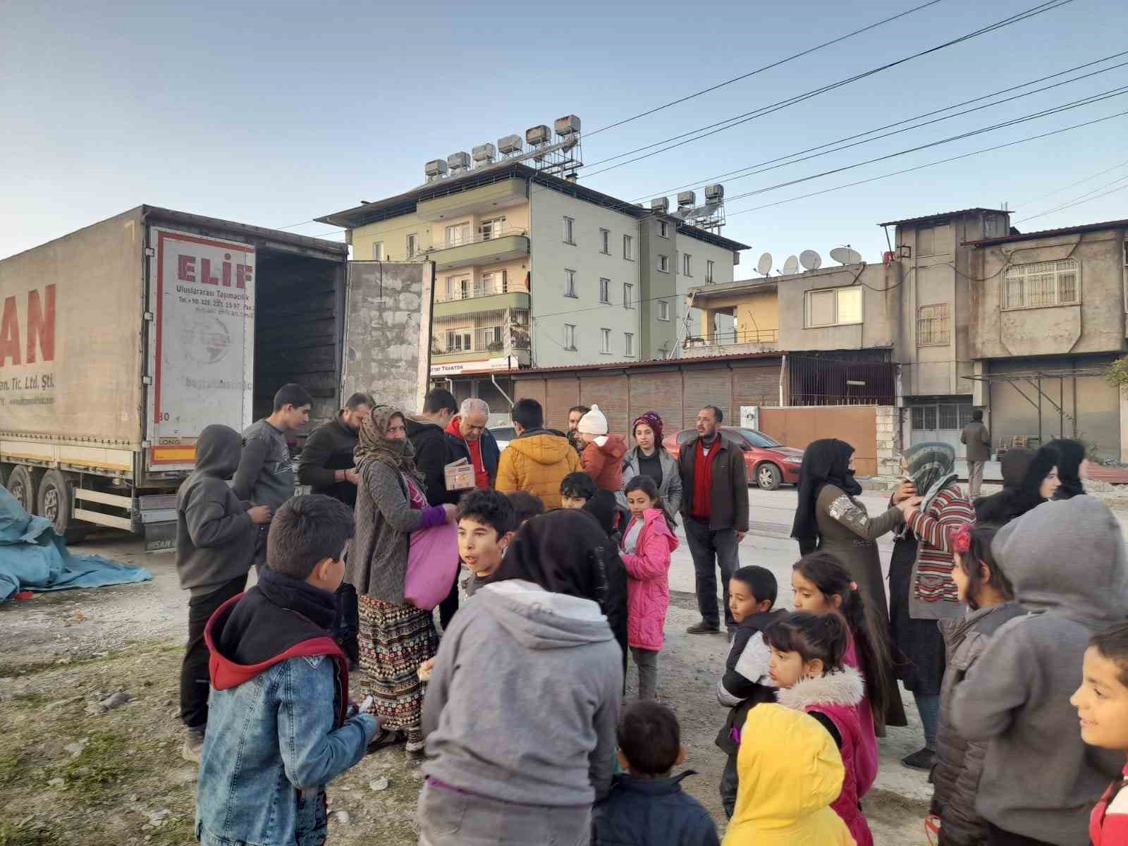 Deprem bölgesindeki çocuklara çikolata ve oyuncak dağıttı