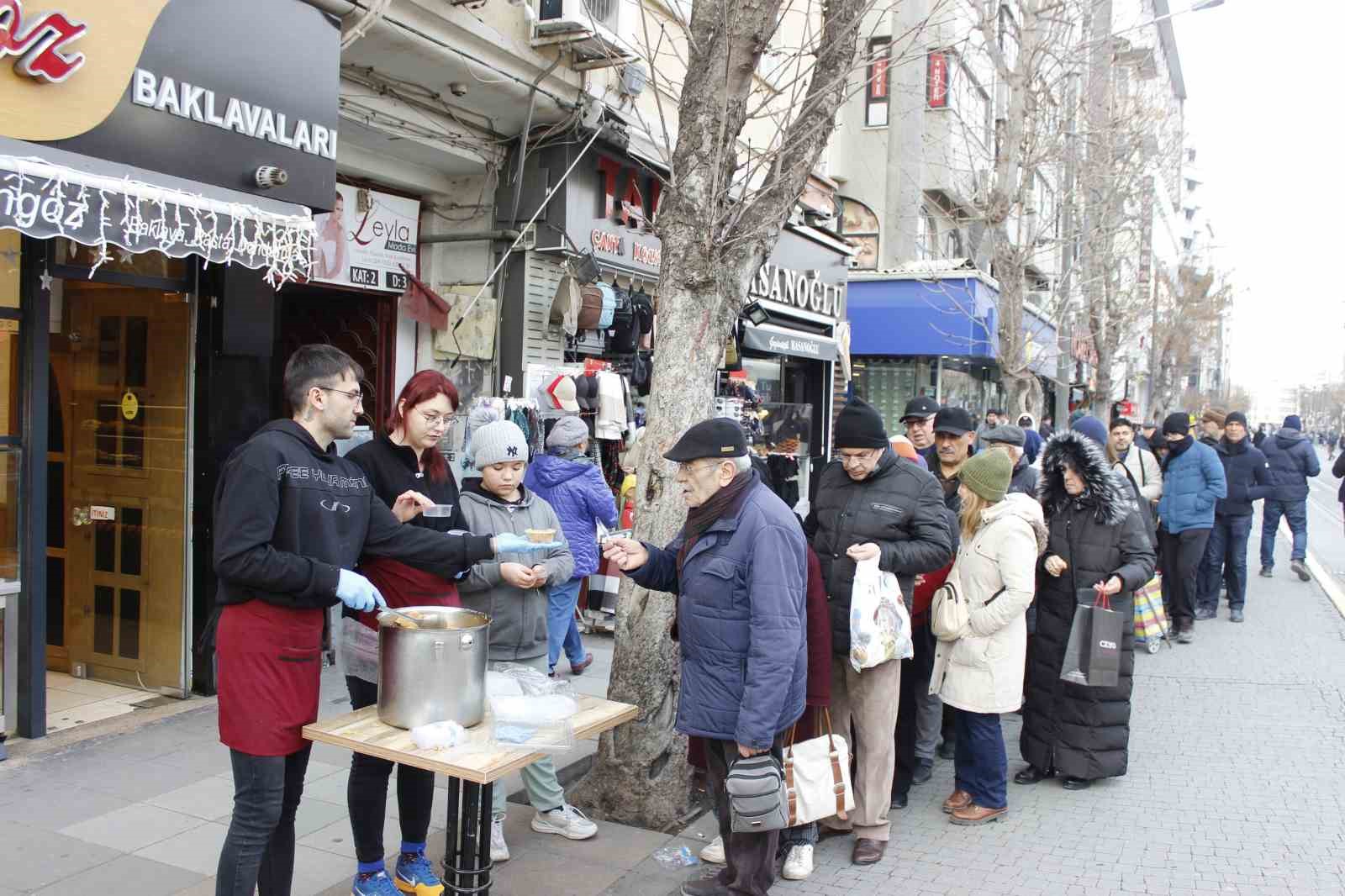 Depremlerde hayatını kaybedenler için 10 bin kişilik helva dağıtıldı