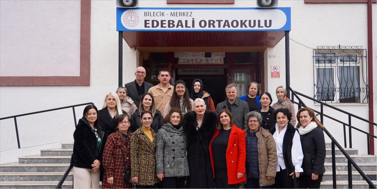 Başkan V. Subaşı, mezun olduğu okulda depremzedeler için kurulan kermese katıldı