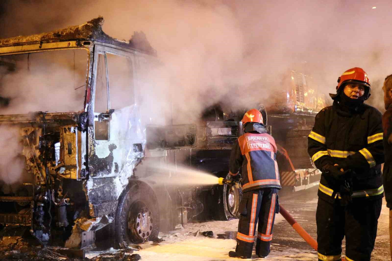 Deprem bölgesine iş makinası taşıyan tır alev aldı