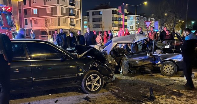 Hurdaya dönen Tofaş’ın içindeki 4 kişi yaralandı