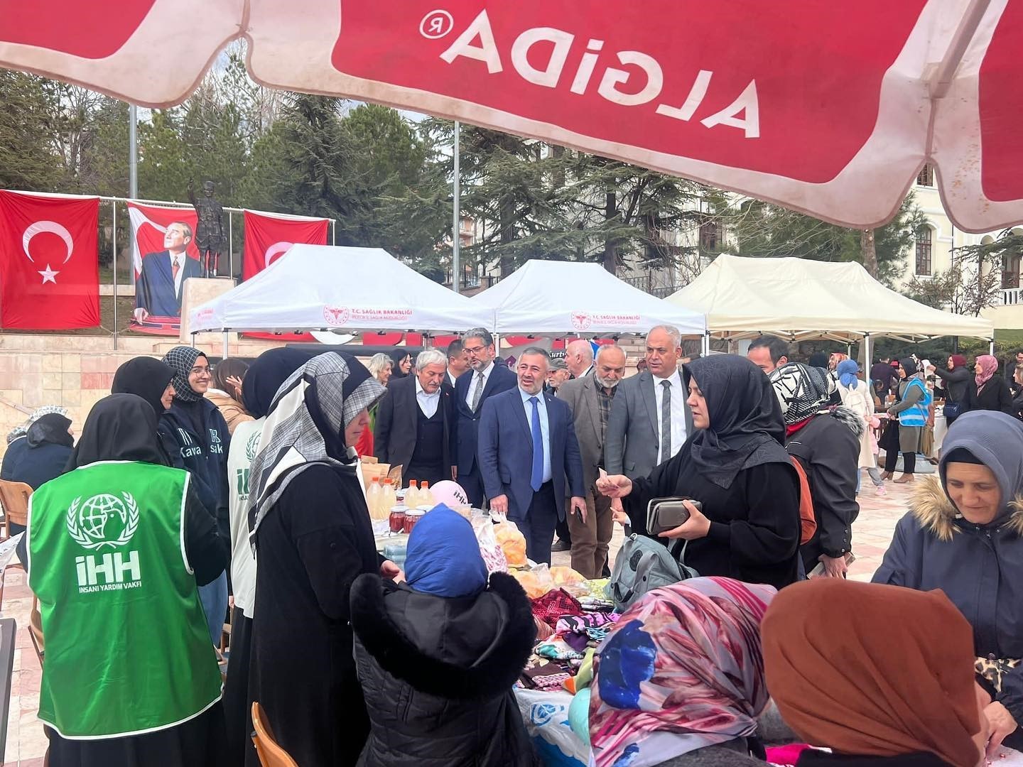 Başkan Yıldırım, depremzedeler için kurulan hayır çarşısına katıldı