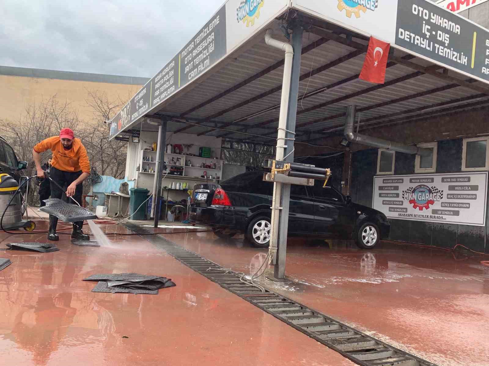 Depremin tozlu izlerini ücretsiz temizliyor