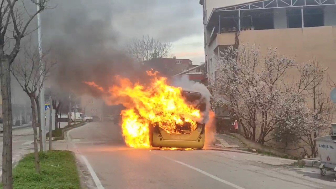 Halk otobüsü alev alev  yandı