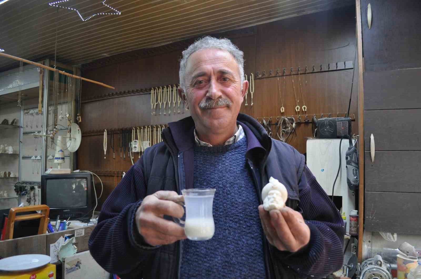 30 yıldır lületaşı tozunu çayıyla ve suyuyla karıştırıp içiyor