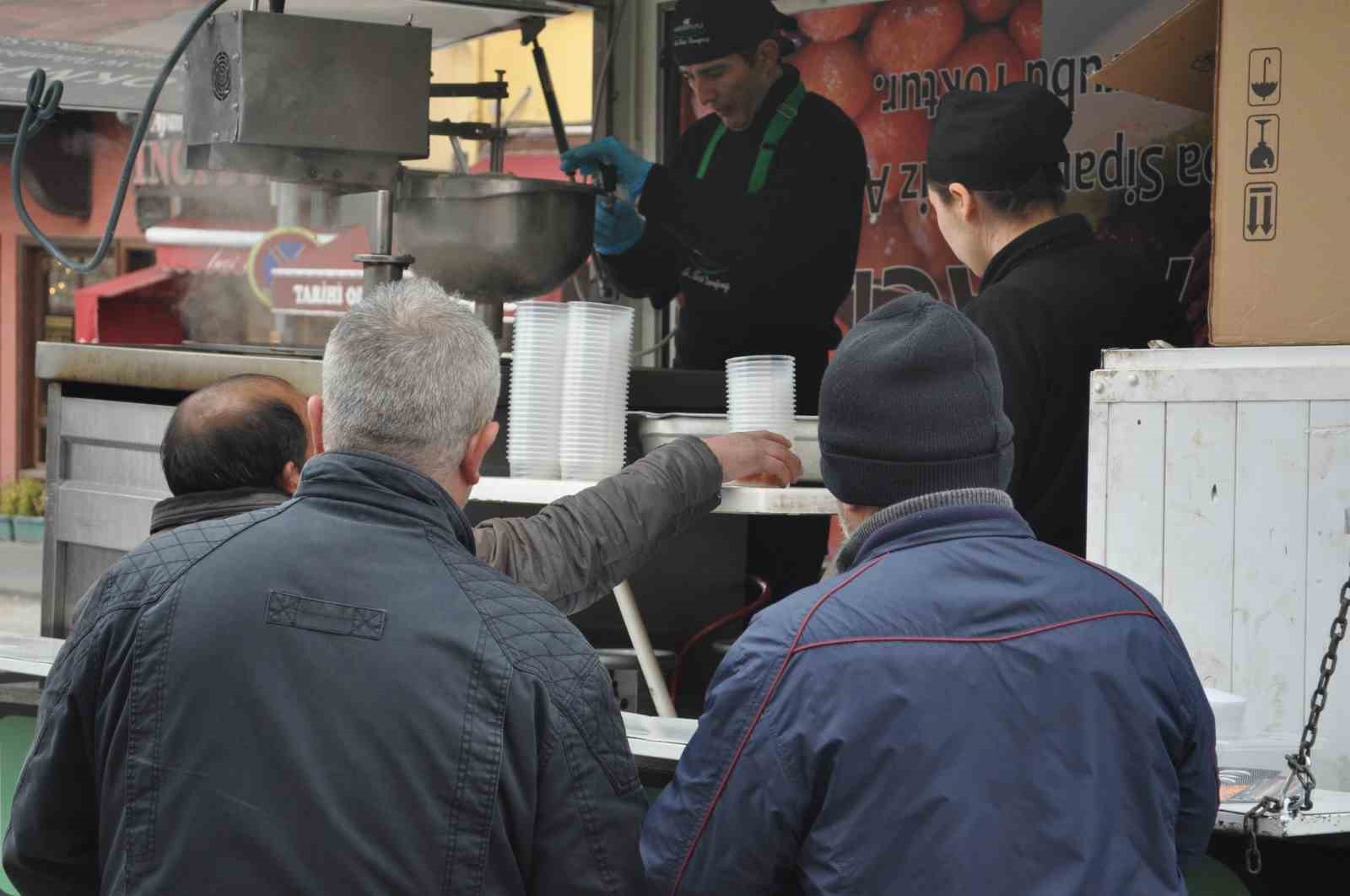 Depremde ölenlerin hayrına lokma döktürdü