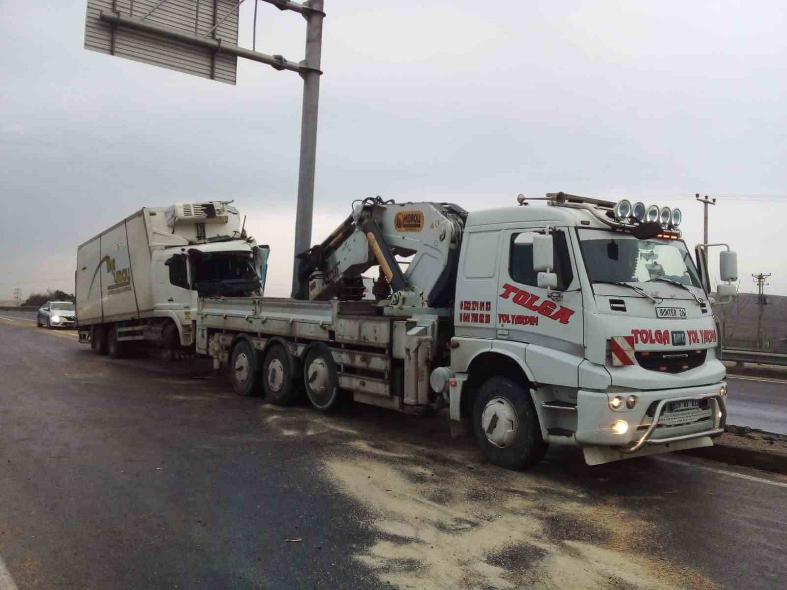 Direğe çarpan kamyonun sürücüsü ağır yaralandı