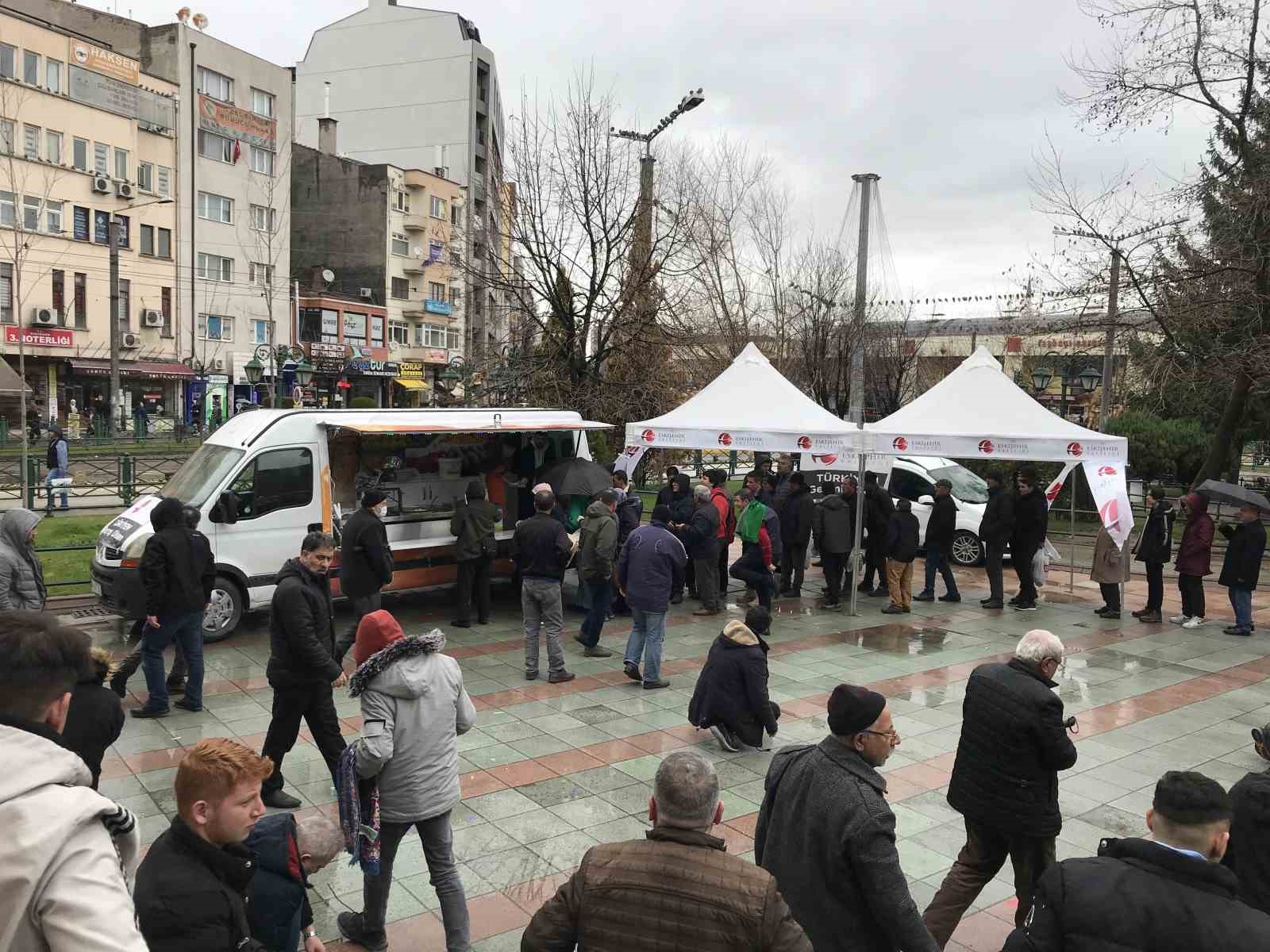 Afetzedeler için lokma dağıttıldı