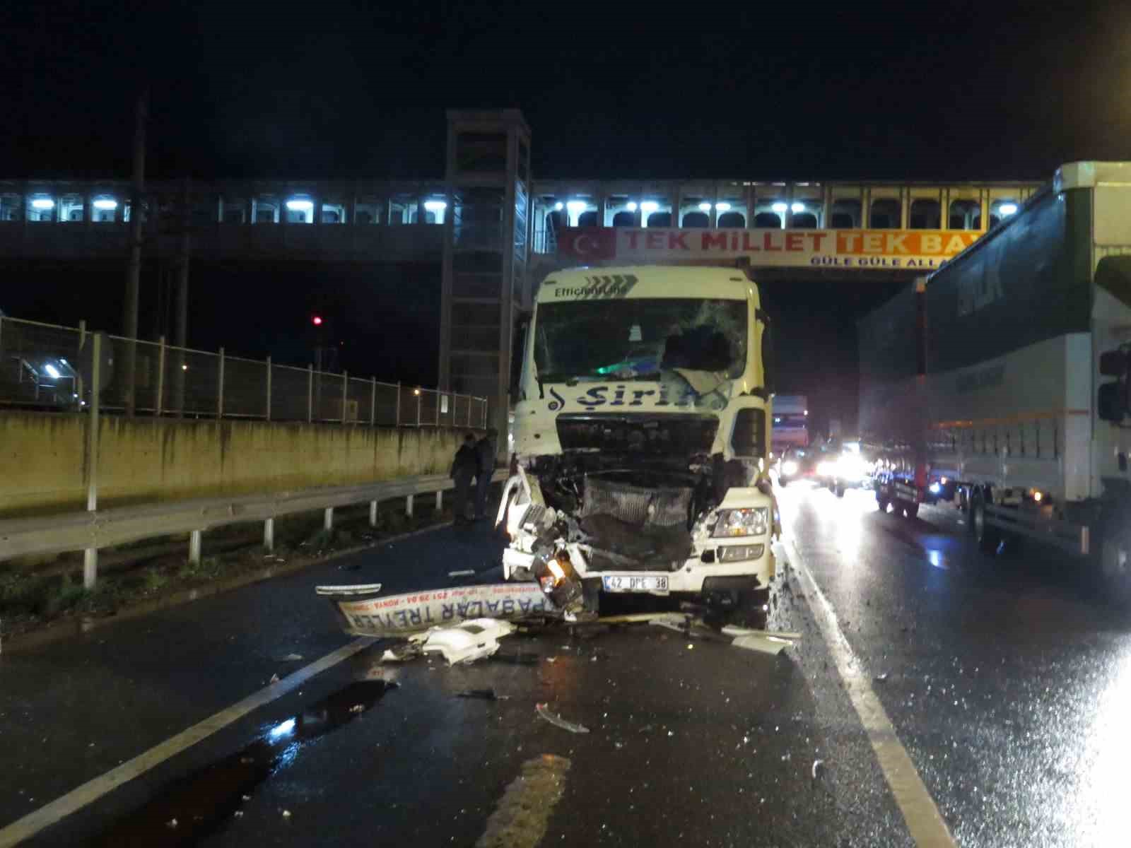 Konteyner yüklü tır, kırmızı ışıkta duran bir tıra çarptı