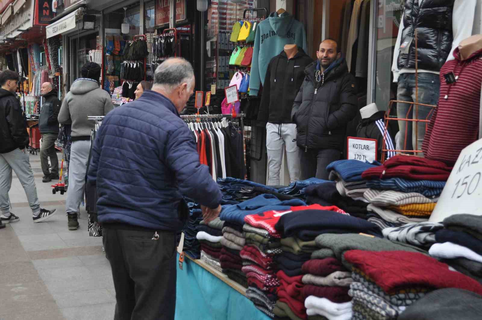 Değişken hava sıcaklıkları vatandaş kadar esnafı da şaşırttı