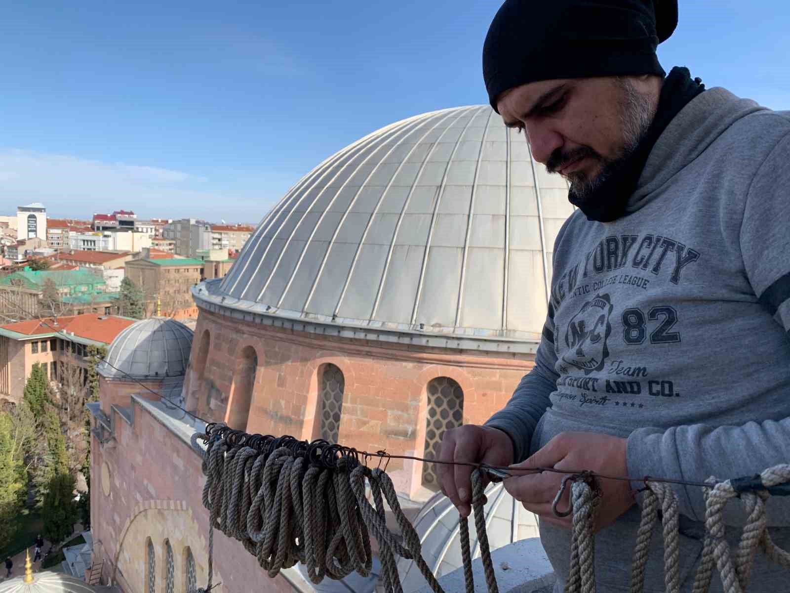 Kelime-i Tevhid’i ilmek ilmek 50 metre yükseğe yazdılar