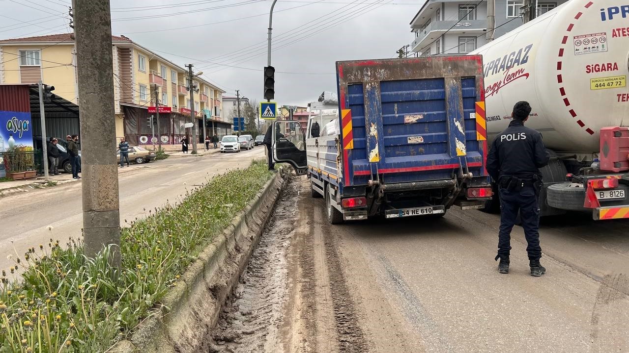 Kamyonet, tıra arkadan çarptı: 1 yaralı