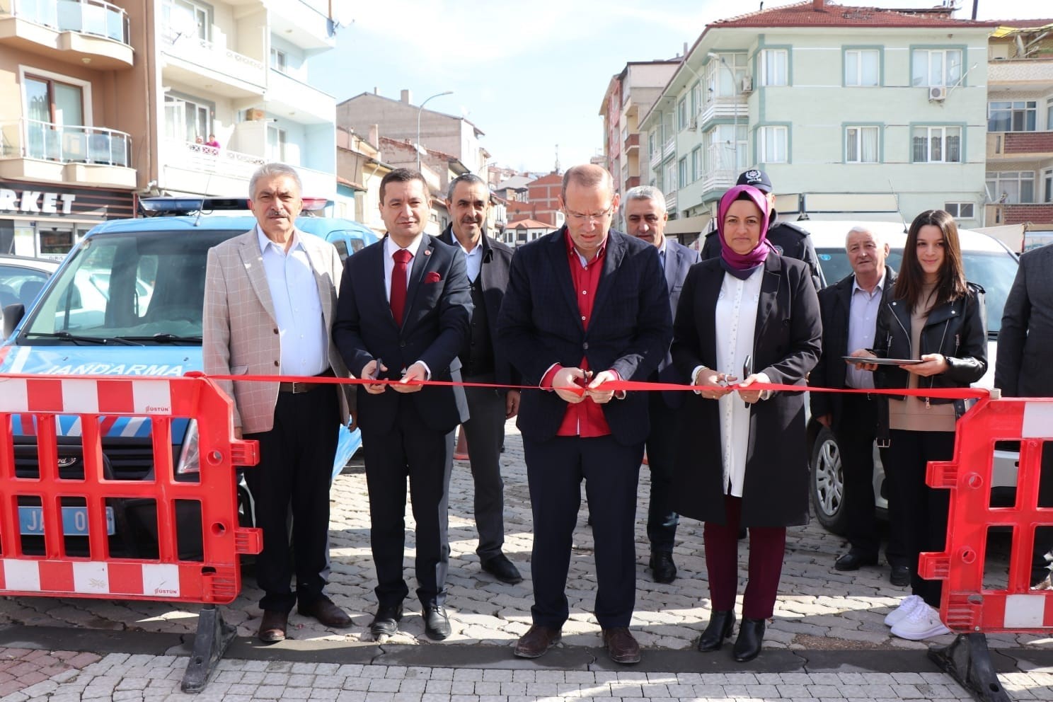 Depremzedeler için hayır çarşısı kuruldu