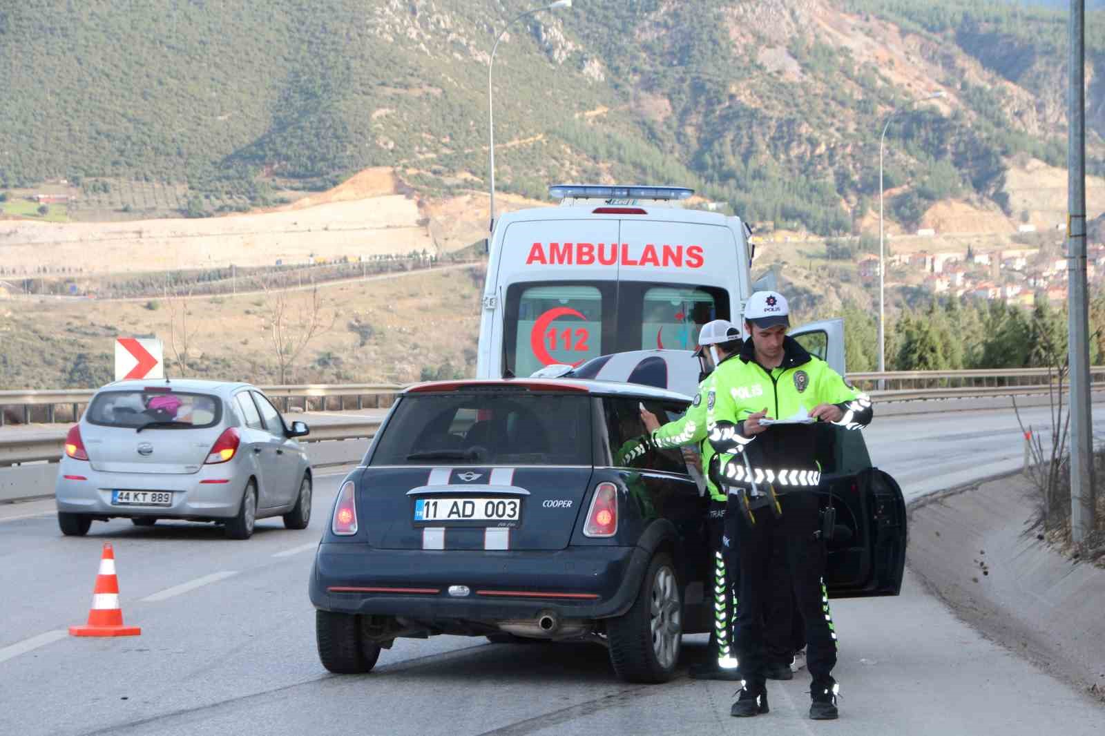 Kontrolden çıkan otomobil demir bariyerlere çarptı