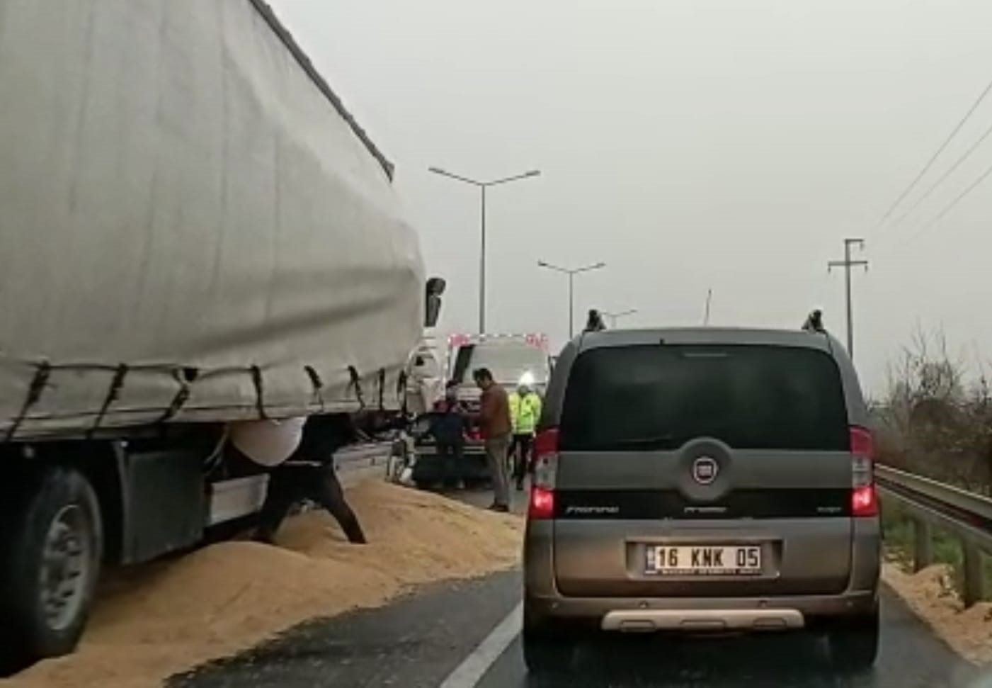 TIr kazasında sürücü yaralandı