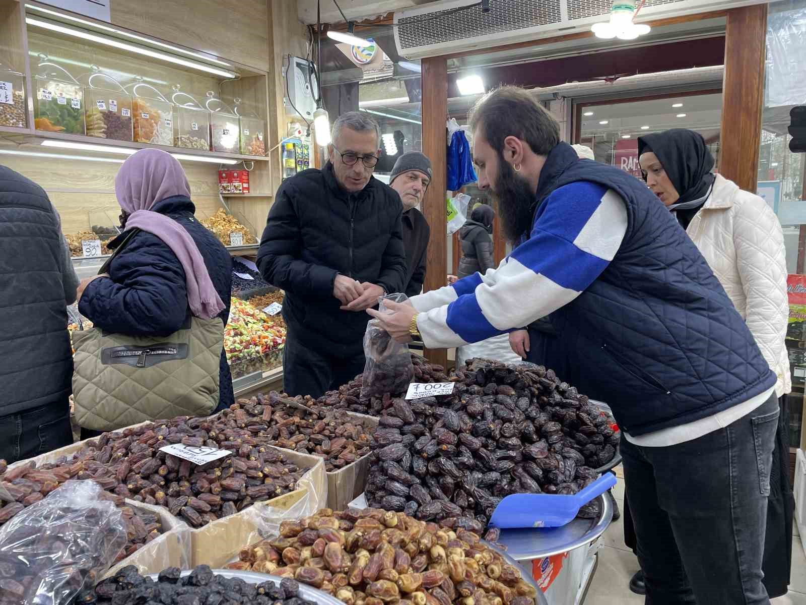 İftar sofralarının vazgeçilmezi hurma her kesime uygun fiyatla satılıyor