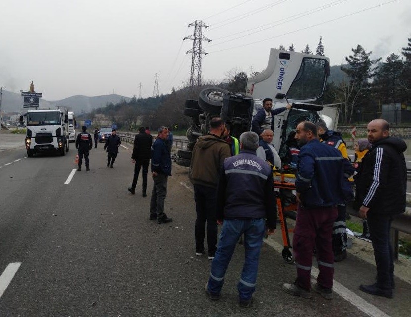 Bilecik’te kontrolden çıkan kamyon bariyerlere devrildi