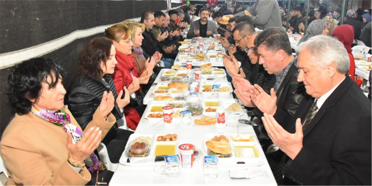 Mv. Tüzün iftarda Bozüyüklülerle bir araya geldi