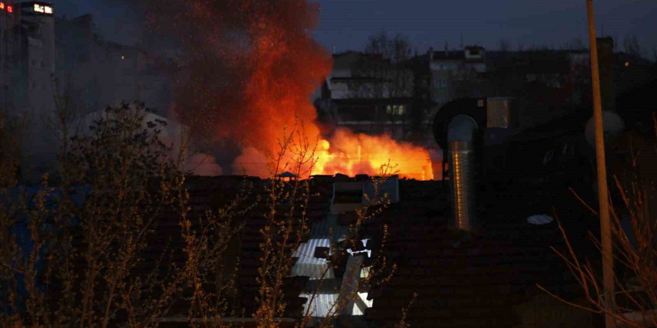 2 dükkân kullanılamaz hale geldi