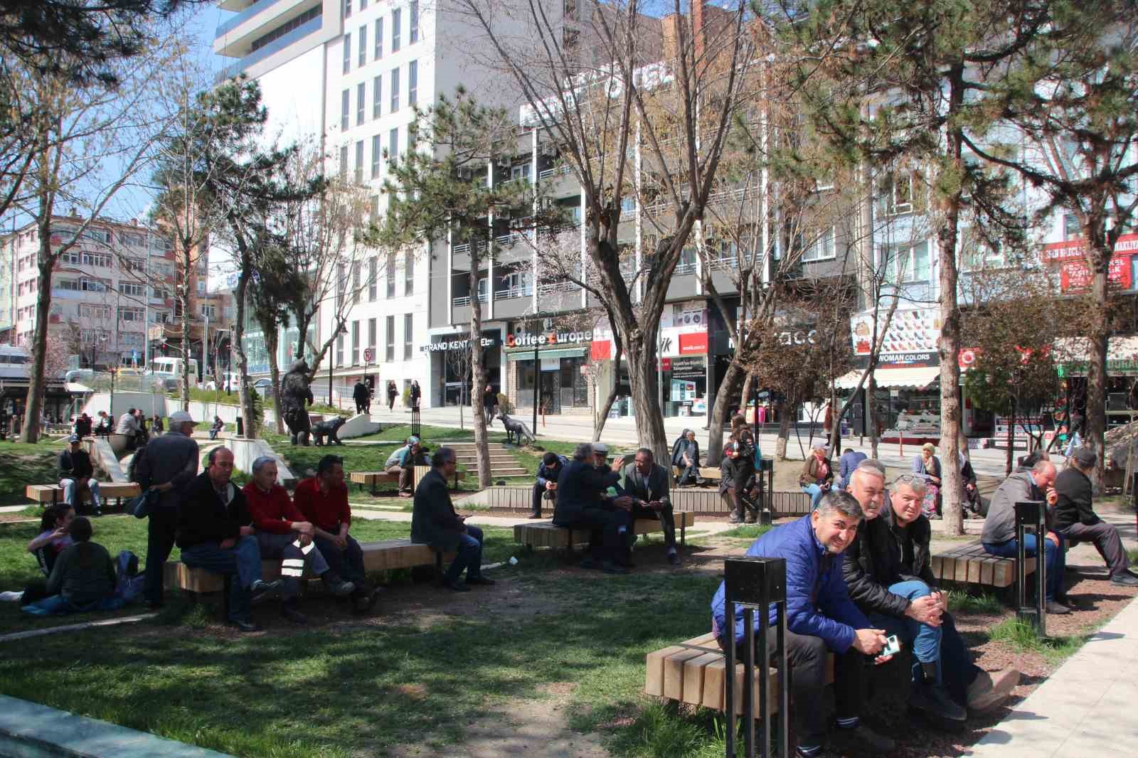 Güzel havayı gören vatandaşlar parklara akın etti