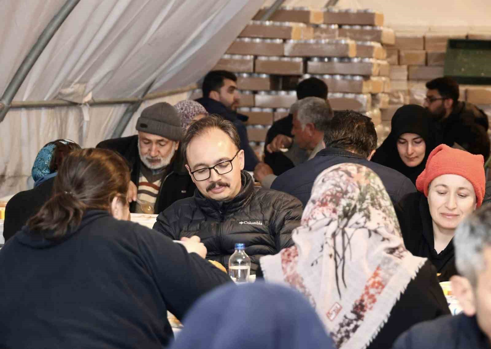 Vali Kızılkaya orucunu iftar çadırında depremzede vatandaşlarla açtı