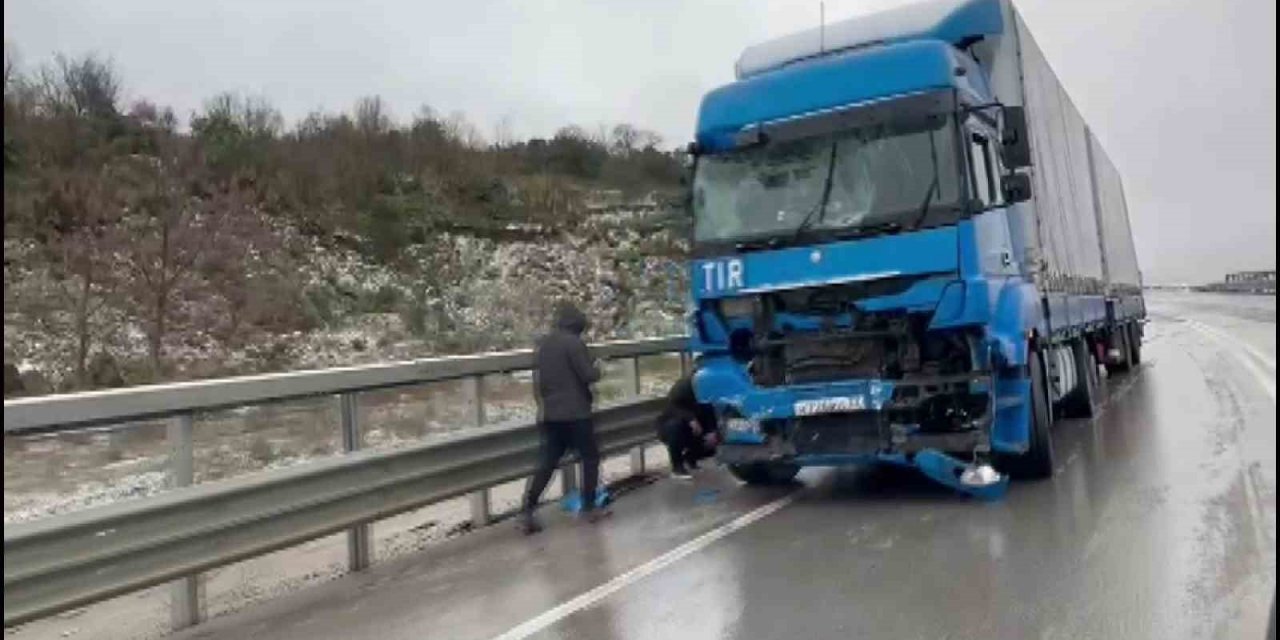 Freni boşalan tır, ambulans ve 3 araca çarptı