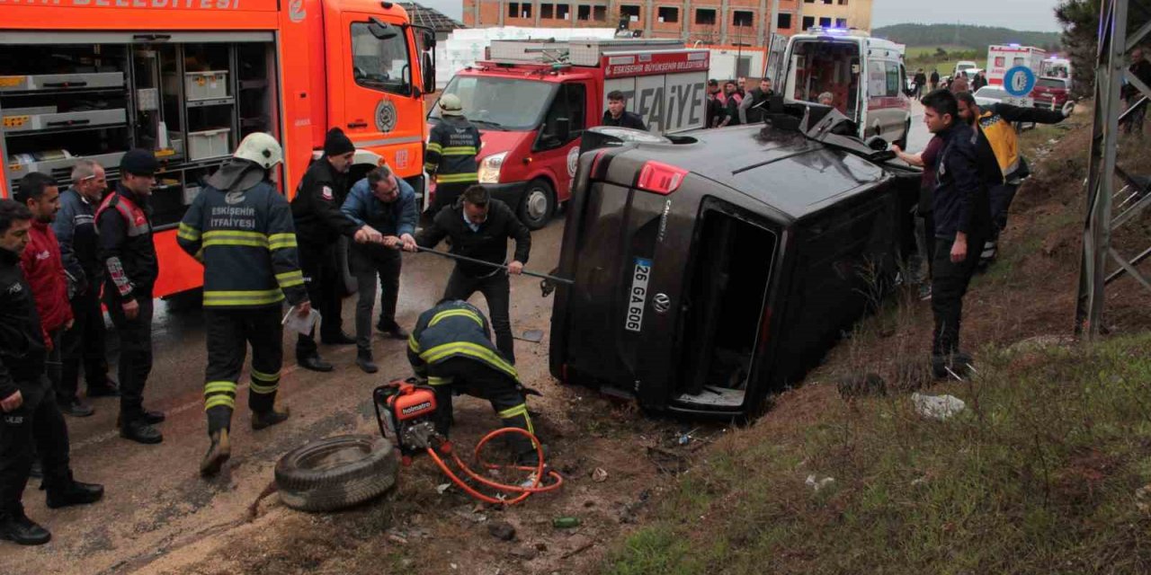 Otobüs jandarma aracına ve minibüse çarptı: 14 yaralı