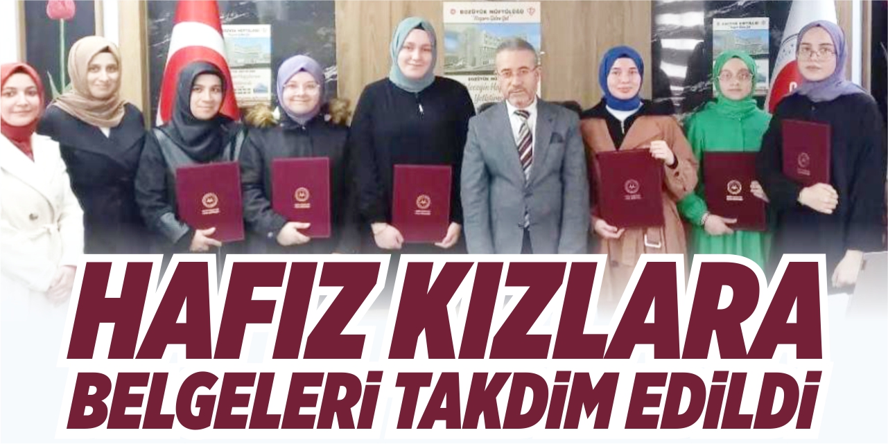 Hafız kızlara belgeleri teslim edildi