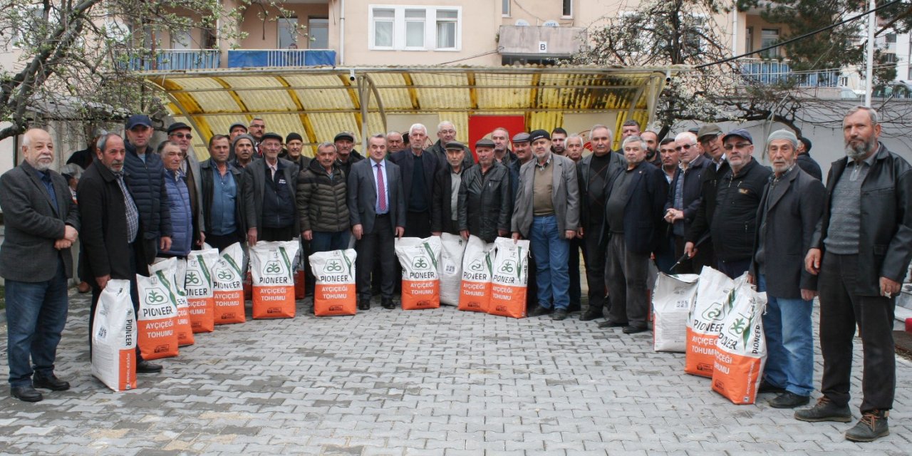 Bozüyük’te çiftçilere ayçiçeği tohumu dağıtıldı