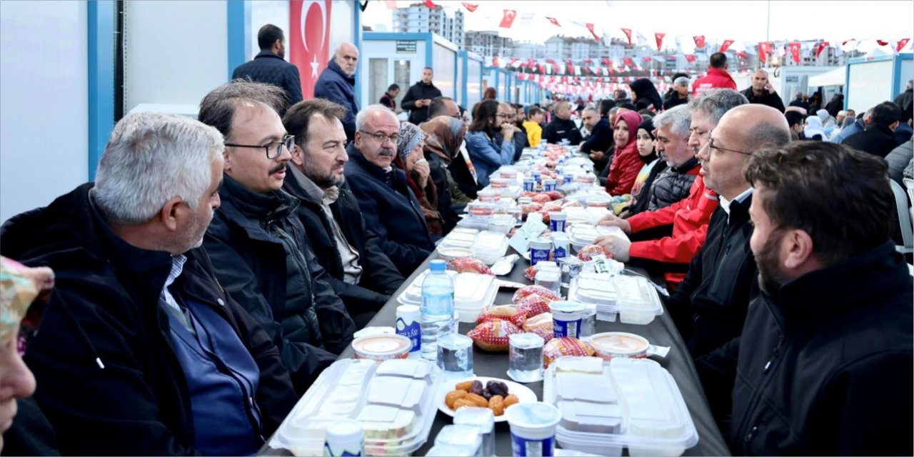 Vali Kızılkaya, konteyner kentte vatandaşlarla iftar yaptı