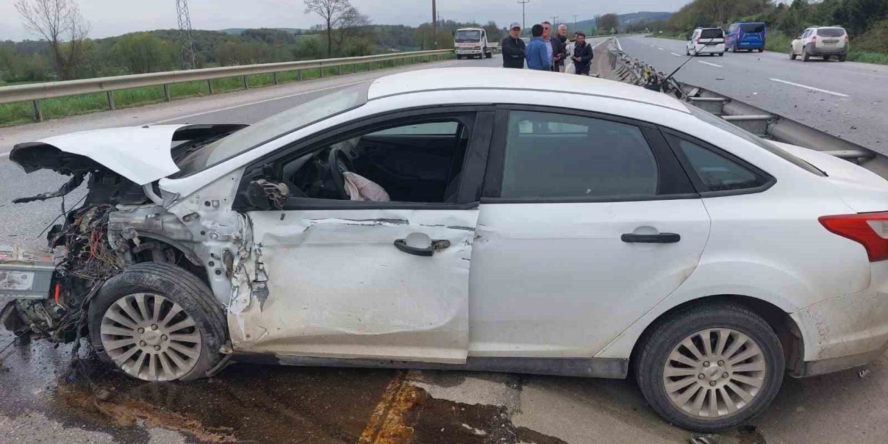 Kontrolden çıkan otomobil bariyerlere çarptı