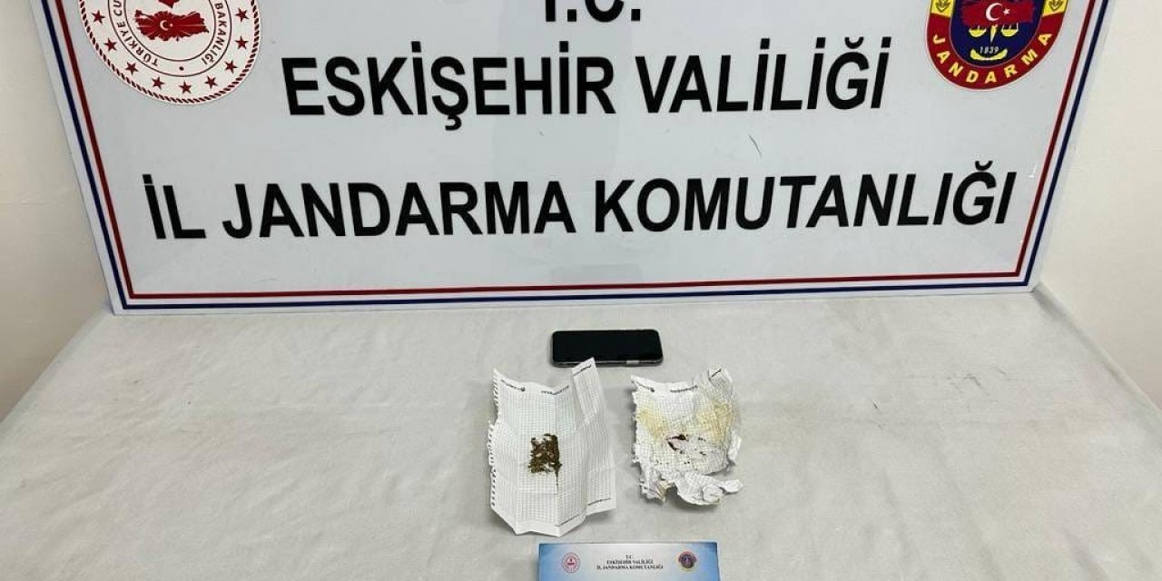 Şüpheli araçta uyuşturucu ele geçirdi