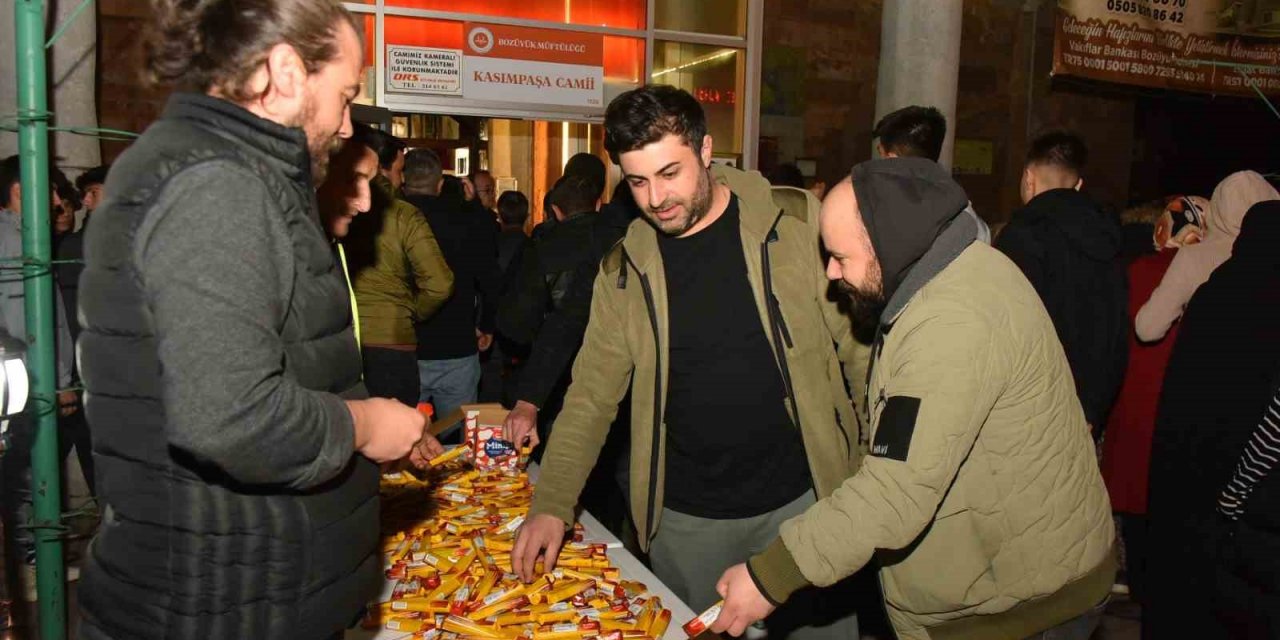 Bozüyük Belediyesi’nden Kadir Gecesi’nde şeker ikramı