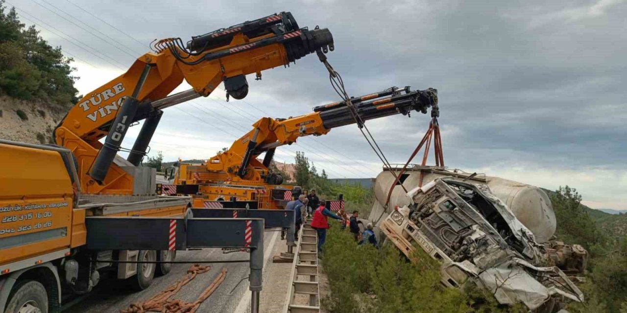 Şarampole uçan beton mikseri kurtarıldı