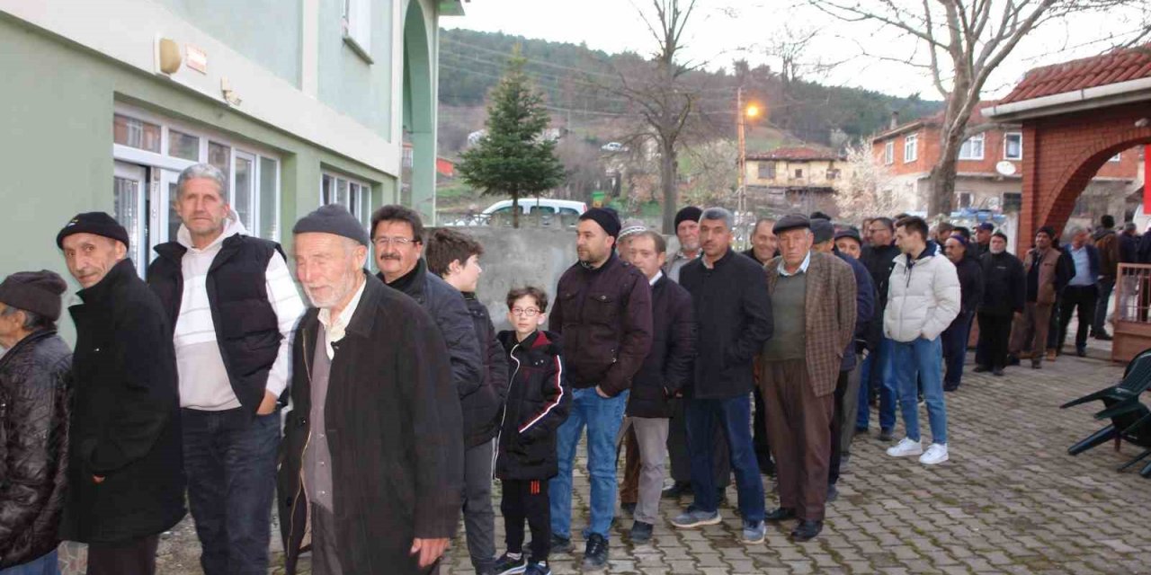 16 yıldır köy meydanında aynı sofrada oruç açıyorlar