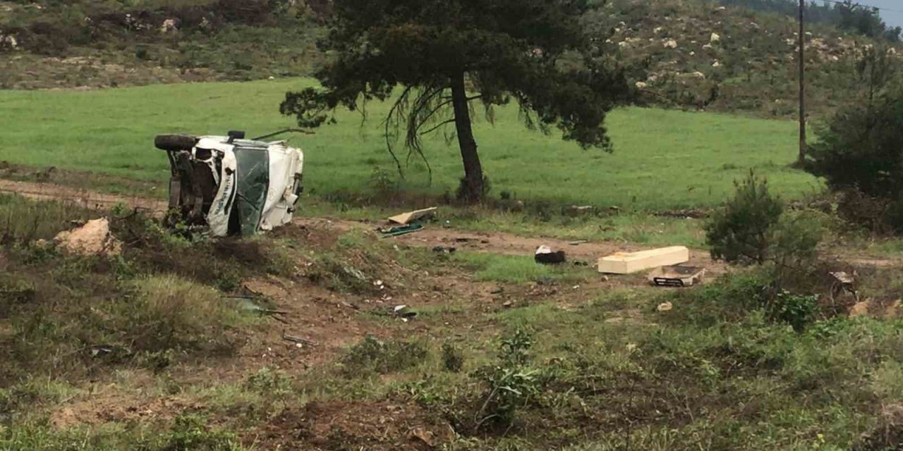 Cenaze aracı şarampole devrildi, sürücü yaralandı