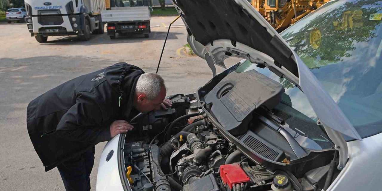 Motora sıkışan kedi için seferberlik