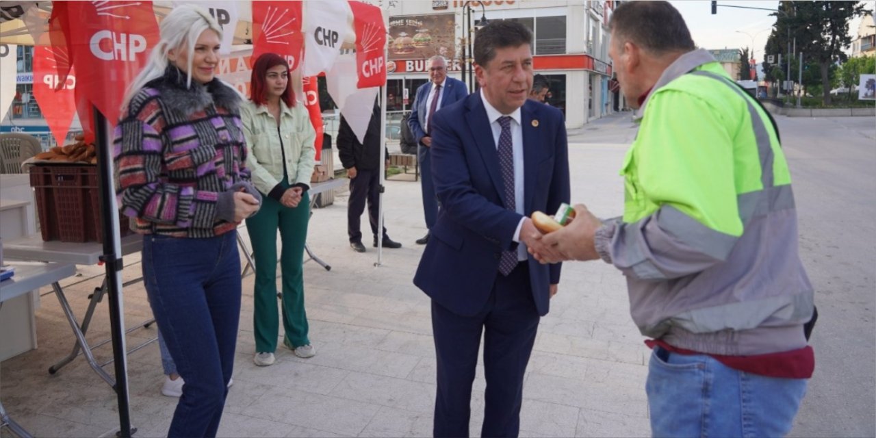 CHP'den işçilere simit ve meyve suyu ikramı