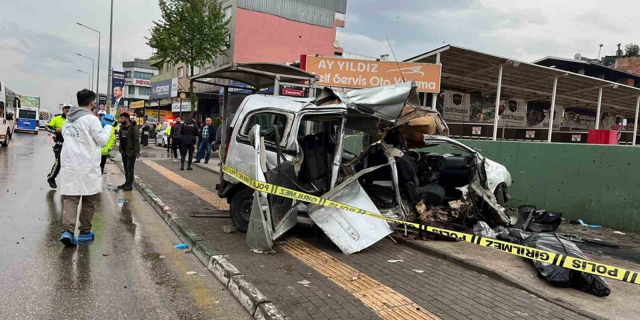 Bursa’da feci kaza: 2 ölü, 1 yaralı