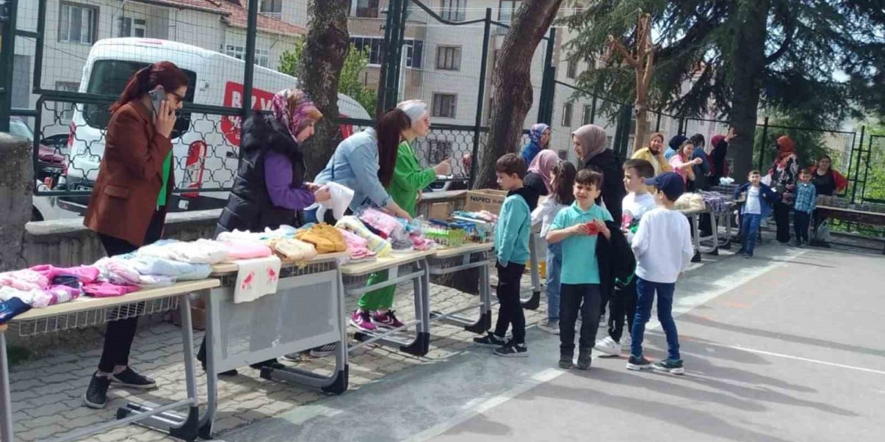 Bozüyük’te depremzedeler için hayır çarşısı kuruldu