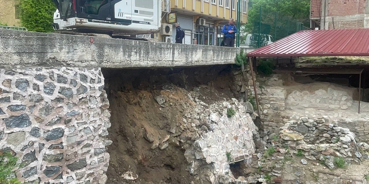 Tarihi İznik çini fırınlarının kazı alanı istinat duvarı çöktü