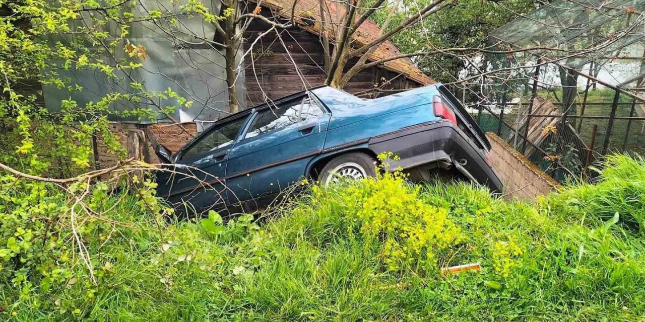 Açılan kapıyı kapatmak isterken otomobili evin bahçesine devrildi