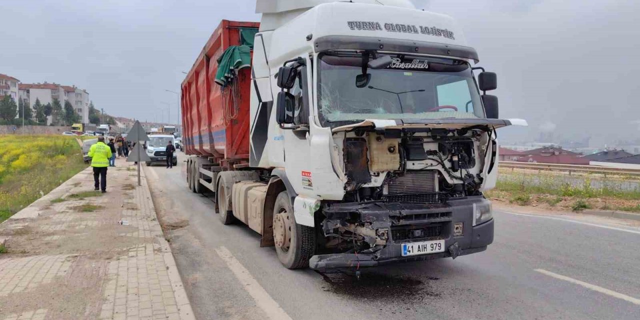 Tır önce kamyonete sonra hafif ticari araca çarptı