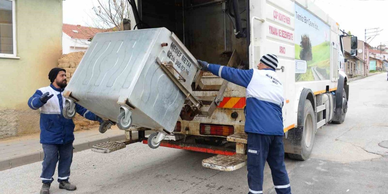 Çöp konteynırları yıkanarak temizlendi