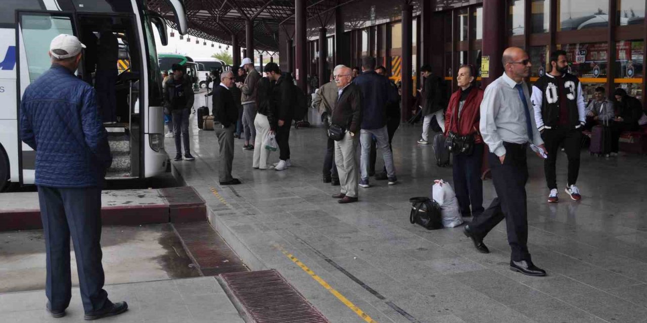 Depremzedeler oy kullanmak için memleketine geri dönüyor