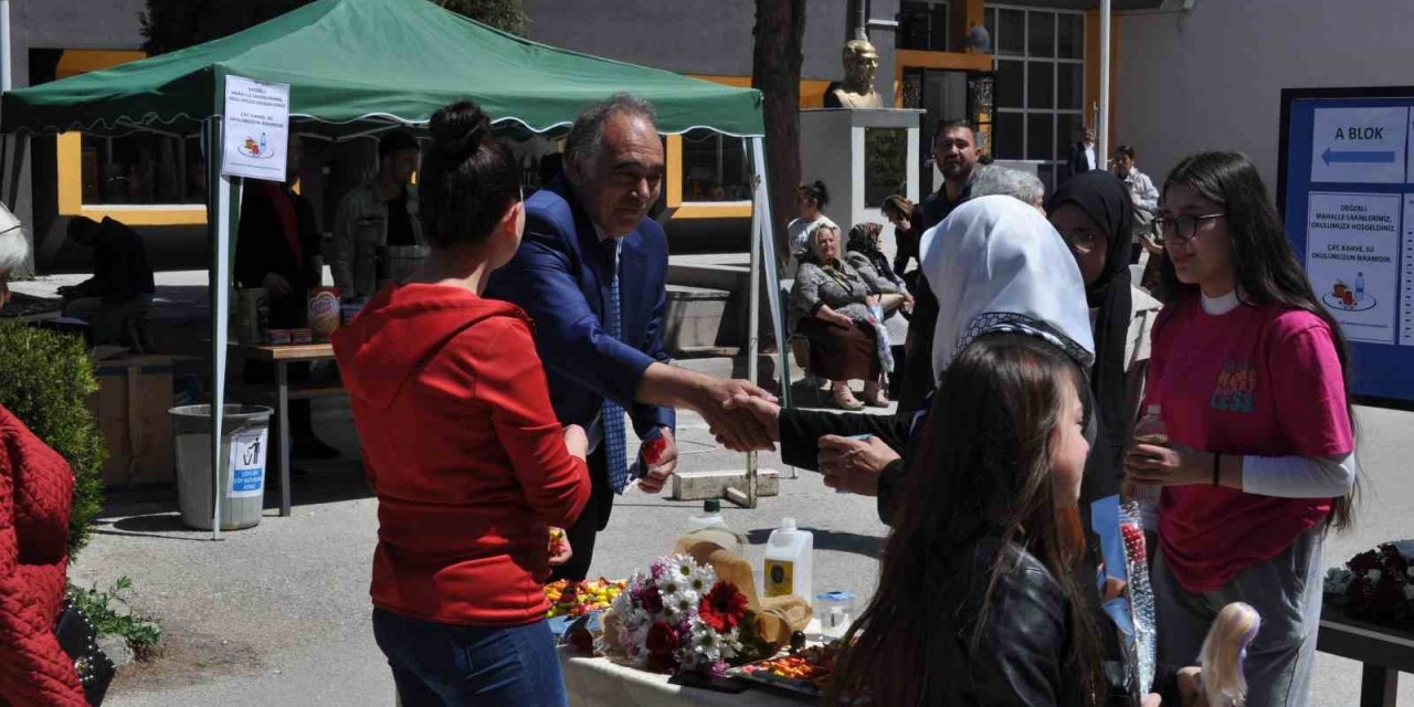 Bu okulda oy kullanmaya gelenler sürprizle karşılaştı