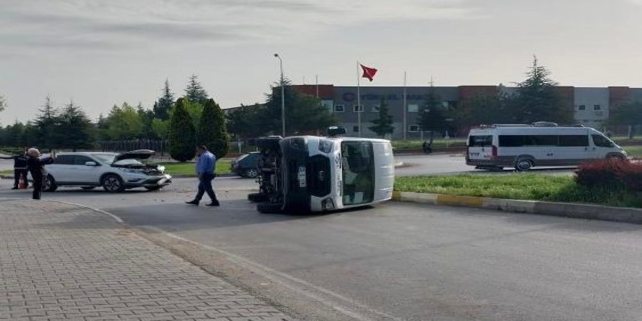 İşçileri taşıyan minibüs devrildi: 5 kişi yaralandı