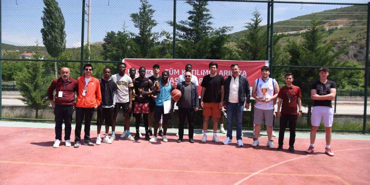 Masa tenisi ve streetball şampiyonları ödüllerini aldı